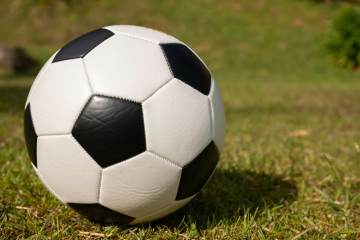 巴萨官宣续约，穆帅二进宫皇马，曼联入账5000万｜必发体育（配图示意）
